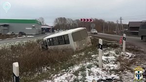 Рейсовый автобус вылетел в кювет в Новосибирской области