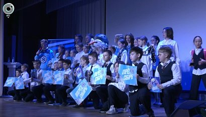 Звезды "Сибири" провели урок хоккея для школьников Краснообска