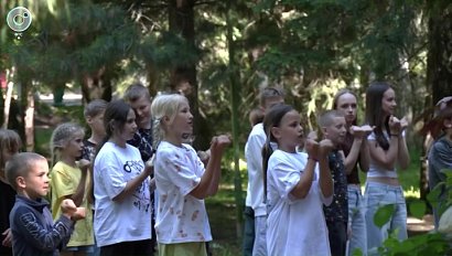 Летние каникулы: как молодёжь проводит время в детских лагерях?