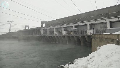Внимание - опасный лёд! Новосибирская ГЭС начала сброс воды в нижний бьеф