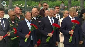 Новосибирцы возложили цветы к Вечному огню
