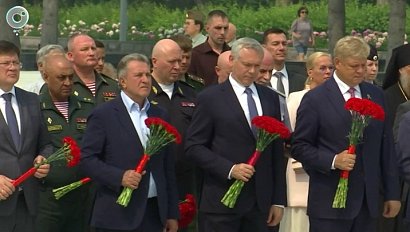 Новосибирцы возложили цветы к Вечному огню