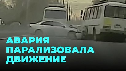 Внезапное ДТП спровоцировало транспортный коллапс на шоссе