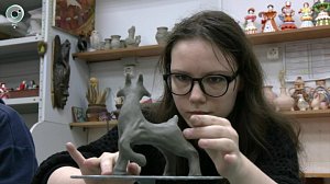 Студенты создают дымковские игрушки в образах народов мира