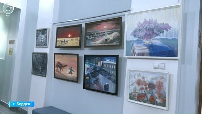 Картины погибшего участника СВО выставили в Бердске