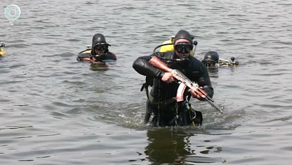 Курсанты НВВКУ отрабатывают водолазные навыки на учениях