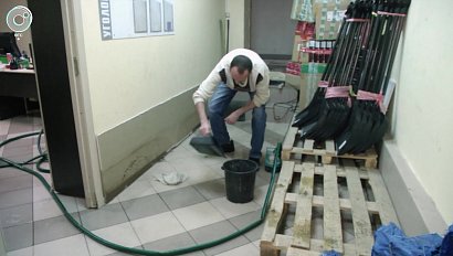 На работу - с тряпкой и черпаком. По какой причине в офисе в центре Новосибирска забили гейзеры?