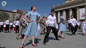 Студенты исполнили вальс перед Оперным театром в Новосибирске