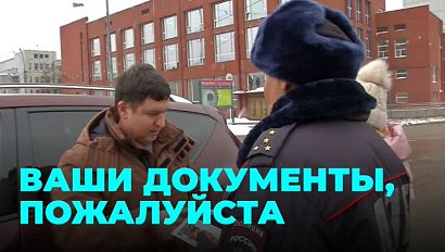 Инспекторы ДПС поздравили мужчин-водителей с 23 Февраля