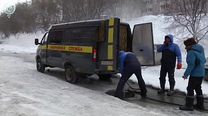 Вмёрзшие колёса авто и рискующие упасть на лёд пешеходы. Кто ответит за коммунальную аварию в Новосибирске?