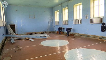 В посёлке Листвянский Искитимского района ремонтируют школьный спортзал