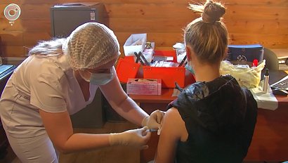 Вакцинация подростков от коронавируса начнётся в России в конце декабря