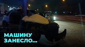 Иномарка врезалась в столб в Кировском районе Новосибирска