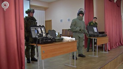 Новосибирским школьникам рассказали про современную армию