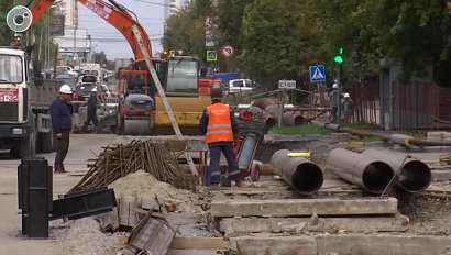 57-летний водопровод заменят на одной из улиц Новосибирска. Работы много, успеют ли энергетики уложиться в срок?