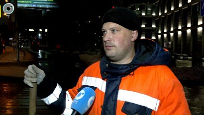 Дорожные службы Новосибирска борются со снегопадом