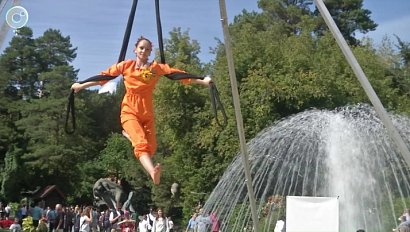 Воздушные гимнасты удивили посетителей Новосибирского зоопарка