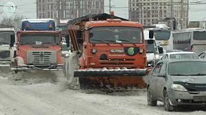 С большим снегопадом городские службы не справились - Новосибирск встал в пробках