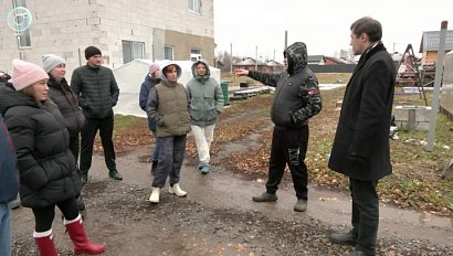 Столб посреди дороги может оставить жителей без единственного выезда
