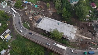 В Новосибирске завершают строительство нового моста через реку Тулу