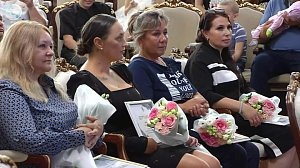 Многодетным семьям Новосибирской области вручили сертификаты на автомобили