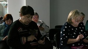 Пенсионеров научили пользоваться смартфонами и защищаться от мошенников