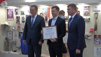Работников спортивной отрасли наградили накануне Дня физкультурника в Новосибирске