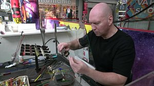 Стеклодув из Гусь-Хрустального делится секретами мастерства в Новосибирске