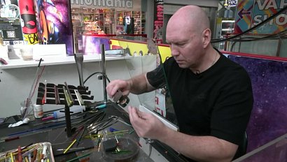 Стеклодув из Гусь-Хрустального делится секретами мастерства в Новосибирске