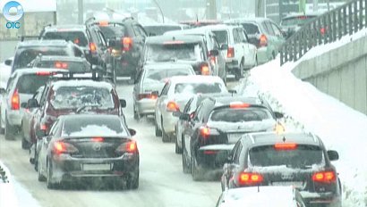 Из-за обилия снега и ледяного дождя движение транспорта в Новосибирске всю неделю было парализовано
