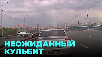 Автомобиль перевернулся в результате неудачного аквапланирования