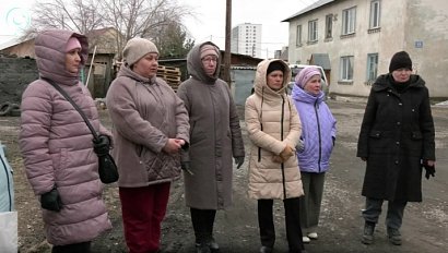 Жители бараков в Оби продолжают ждать расселения