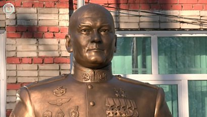 В Новосибирске открыли бюст дважды Герою России Михаилу Гудкову