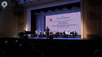 Депутаты горсовета преподнесли рояль новосибирской школе искусств