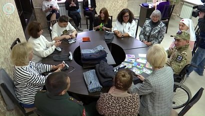 Молодые мамы из центра "Радуга" создают изделия для бойцов СВО