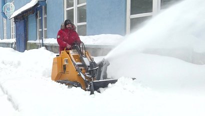 Как устроен мини-трактор, который способен чистить снег в труднодоступных местах?