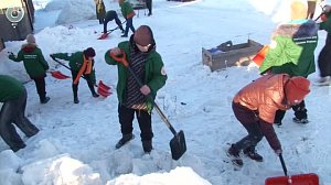 Новосибирские студенты и школьники очищают дворы от снега