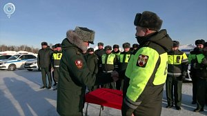 Военные автоинспекторы демонстрируют мастерство дрифта на льду