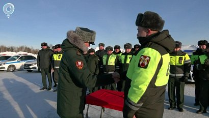 Военные автоинспекторы демонстрируют мастерство дрифта на льду