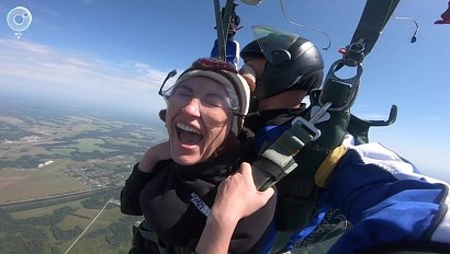 Корреспонденты ОТС испытали себя в прыжках с парашютом