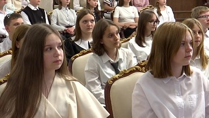 Юные активисты получают первые паспорта