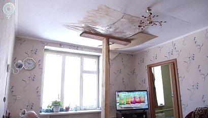 Почему потолок, который может рухнуть в любой момент, не повод ускорить начало капремонта дома?