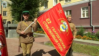 Масштабную копию Знамени Победы развернули в Новосибирске