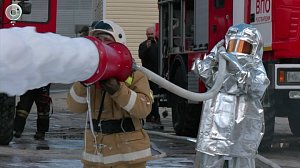 Курсанты и МЧС отработали тушение пожара в Новосибирске