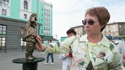 Бронзовый Везунчик-машинист появился в Новосибирске