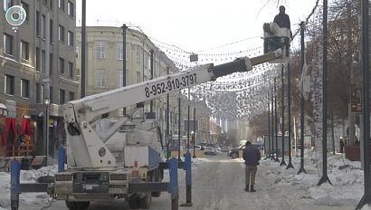 Новогодние украшения убирают в Новосибирске. Когда улицу Ленина откроют для движения?