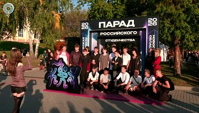 Парад студентов в Новосибирске собрал тысячи первокурсников