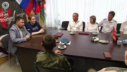 Герой России Владимир Сайбель наградил участников "Народного фронта" в Новосибирске