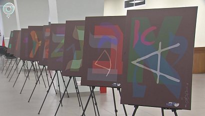 Выставку картин "Алфавит. Знаки вечности" открыли в Новосибирске