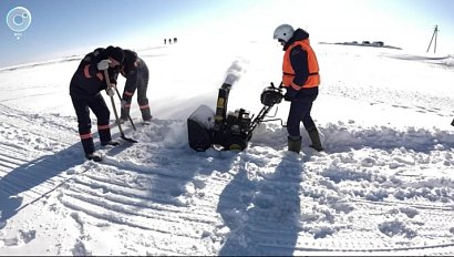 Новосибирские добровольцы помогают предотвратить паводок на реке Карасук